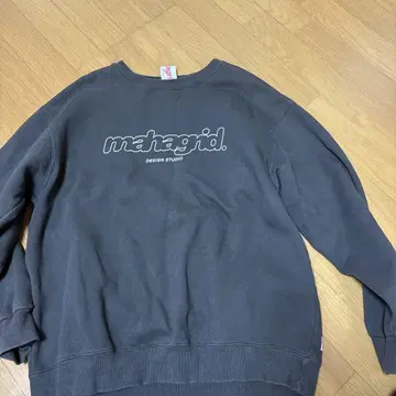 maha. grid. 로고 맨투맨 그레이