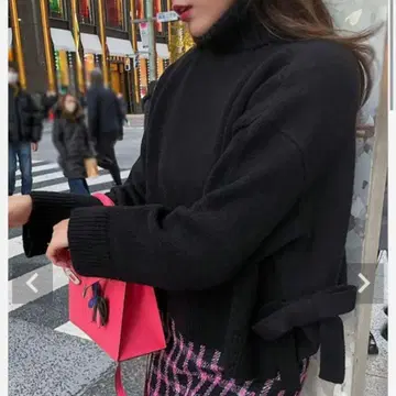 셰리에 사이드 리본 하이넥 스웨터