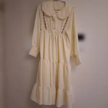 크림색 긴팔 원피스 프릴 옷깃