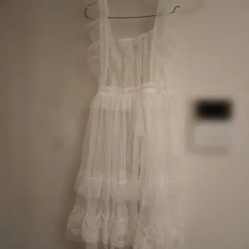 화이트 프릴 티어드 드레스