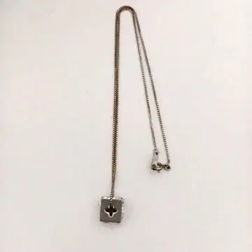 심플한 디자인의 목걸이