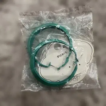 그린 귀걸이 양쪽 귀