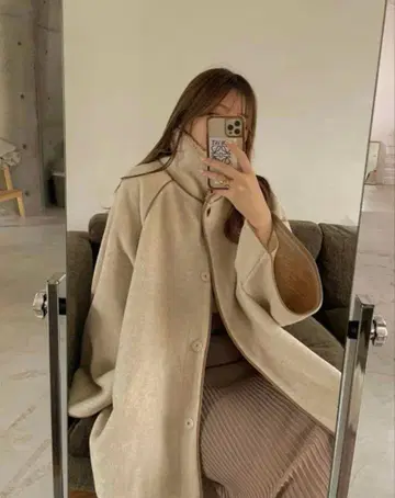 Alumu 엘르 파이핑 판초 코트 보아 아우터