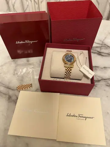 Salvatore Ferragamo 골드 네이비 시계