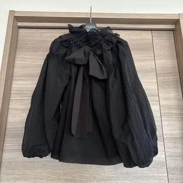 셀포드 블랙 리본 포함 긴팔 블라우스