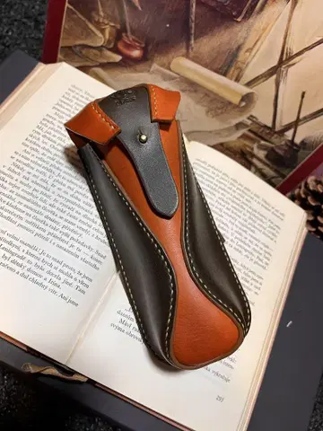 오렌지와 브라운 가죽 안경 케이스