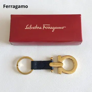 미사용 페라가모 Ferragamo 키링 골드 블랙 로고