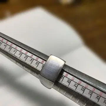 심플한 금속제 밴딩