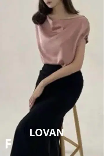 LOVAN 드레이프 엑세스 패브릭 컷앤소 블라우스