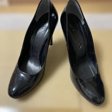 다이애나 블랙 에나멜 하이힐 펌프스