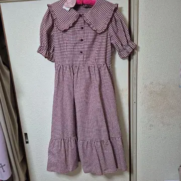 빨간색과 화이트 체크 무늬 반팔 원피스
