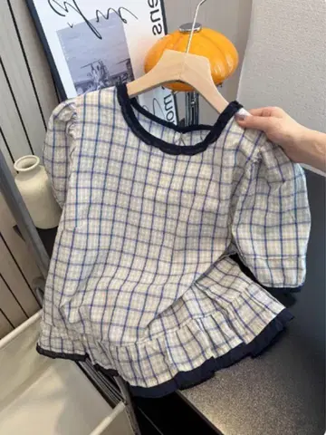 체크 무늬 프릴 반팔 상의