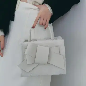 대특가 FRAY I.D 프레이 아이디 퍼 리본 미들 백 화이트