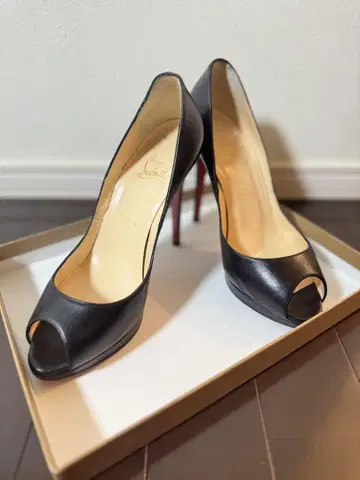 Christian Louboutin 블랙 하이힐
