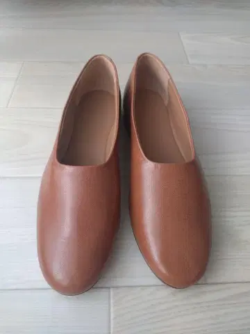 JVAM 플랫 펌프스