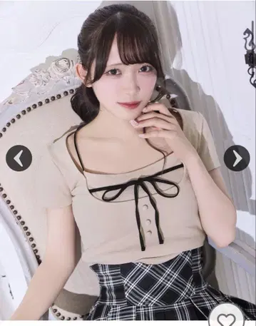 레이어드 리본 상의 리본 포함 베이지 반팔 T셔츠