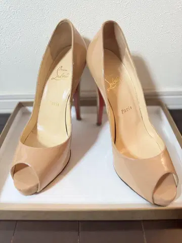 Christian Louboutin 베이지 오픈토 하이힐