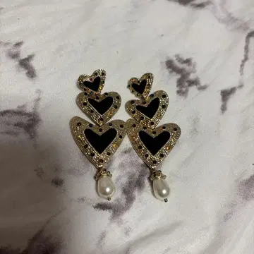 ZARA 하트형 블랙 골드 귀걸이