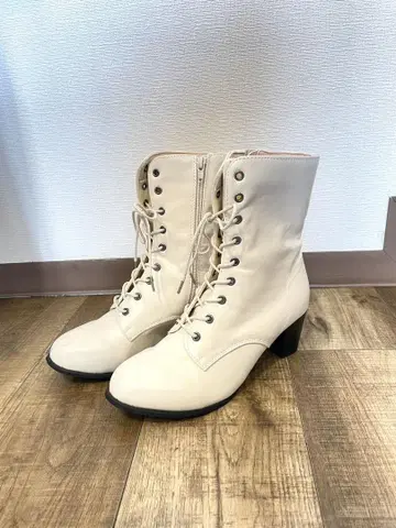 화이트 아이보리 레이스업 미들힐 부츠