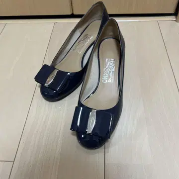 Ferragamo 네이비 리본 포함 펌프스 6 23.5