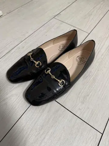 에나멜 블랙 로퍼 골드 체인 22.5cm