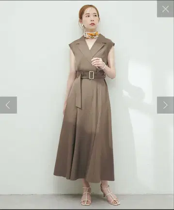 내추럴 꾸뛰르 테일러드 칼라 슬리브리스 원피스