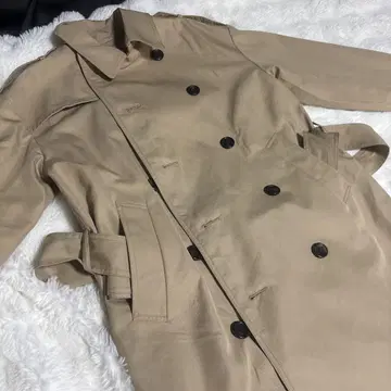 베이지 더블 브레스트 트렌치코트