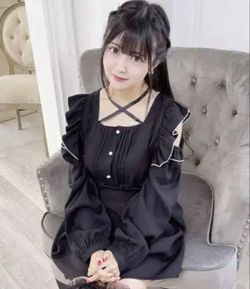 MARS 어깨 트임 새틴 리본 크로스 블라우스