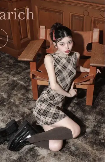 체크 자카드 슬리브리스 니트 미니 원피스 베이지