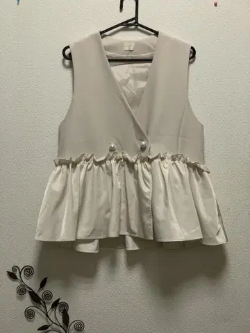 Liala x PG 프릴 달린 아이보리 베스트