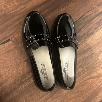 TEMPERATE 블랙 스터드 장식 로퍼