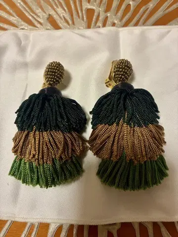 Oscar de la Renta 태슬 귀찌