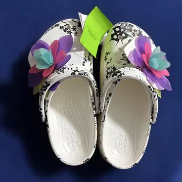 미사용 새상품 전시품 crocs 통굽 경량 소재 걷기 편한 24cm
