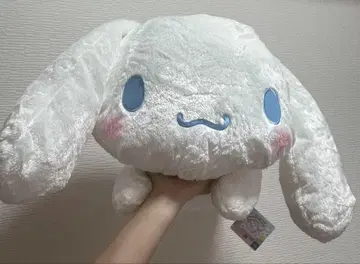 엎드린 모습의 털이 복슬복슬한 시나모롤의 초초 BIG 봉제 인형입니다