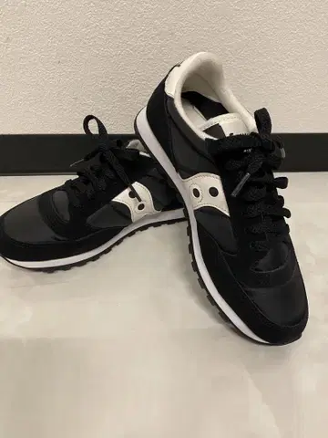 미사용 새상품 saucony 스니커즈 블랙 화이트 세련됨