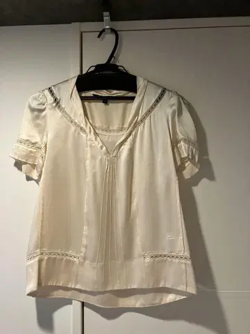 MARC JACOBS 마크제이콥스 반팔 실크 블라우스 레이스 장식