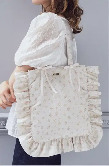 Maison de FLEUR 로즈 프린트 프릴 토트백