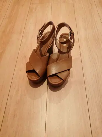 MICHAEL KORS 마이클코어스 브라운 웨지힐 샌들