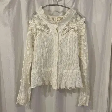 zin 레이스 프릴 블라우스