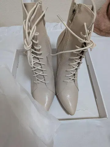 베이지 레이스업 부츠 하이힐