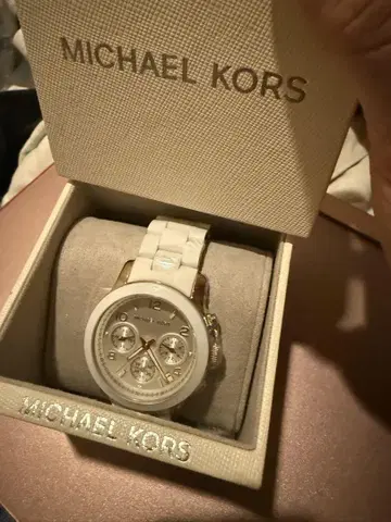 MICHAEL KORS 화이트 쿼츠 시계