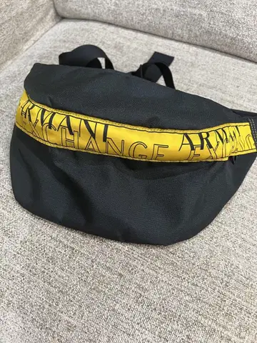 ARMANI EXCHANGE 바디백 블랙/옐로우 컬러