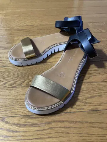 MALITO di BARI 샌들 블랙과 금. VERA PEELLE