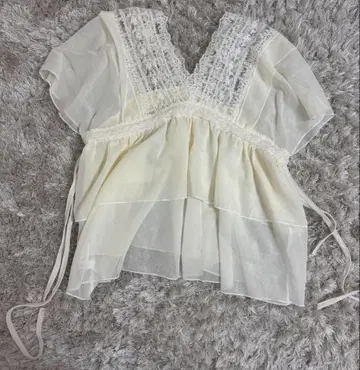아이보리 레이스 장식 반팔 블라우스