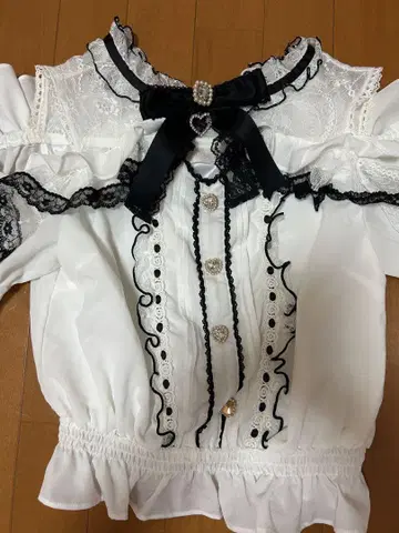LIZLISA 리즈리사 반팔 오픈 숄더 프릴 블라우스 블랙