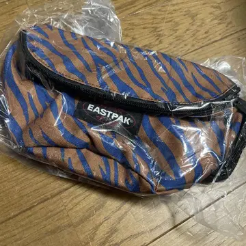 EASTPAK 바디백 웨스트 파우치 제브라 죠죠 미스타