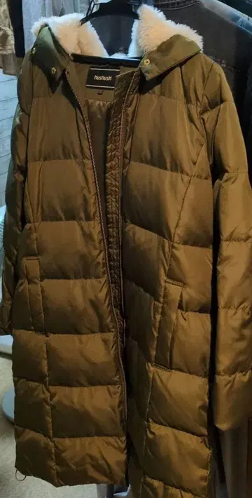 올리브색 후드 부착 롱 다운 자켓