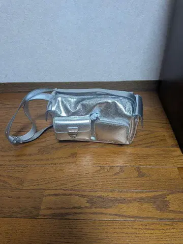 메탈릭 실버 숄더백 casselini