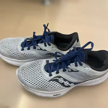 남성용 스니커즈 pwrrun saucony