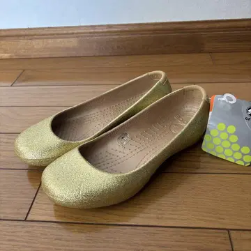 Crocs 골드 플랫슈즈
